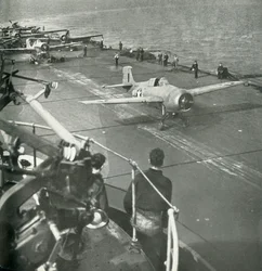Aviões de combate a bordo de um porta-aviões, Segunda Guerra Mundial, c1943.