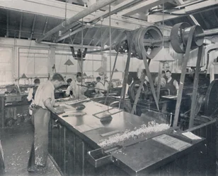 Operações finais na fundição. Aparar as placas e acabamento, 1917