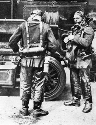 Bombeiros vestindo capacetes de fumaça, obras de borracha da Farringdon Street, Londres, 1926-1927