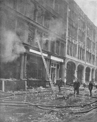 Bombeiros enfrentam incêndio na cidade, 1940, 1940