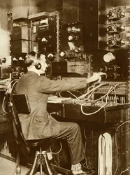 Primeira ligação telefônica transatlântica, de Londres a Nova York, 7 de março de 1926, 1935.