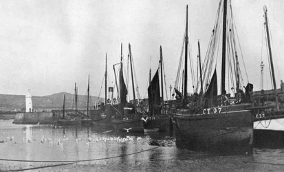 Barcos de pesca no porto de Port St Mary, Ilha de Man, 1924-1926