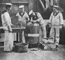 Montando uma mina de contato elétrico, 1914