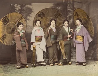 [Cinco mulheres japonesas em trajes tradicionais com guarda-sóis], 1870s.
