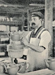 Fixando o bico em um bule de chá, c1917