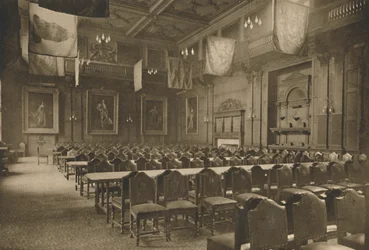 Grande Salão Flag-Hung em que a poderosa empresa de mercearias realiza seus banquetes, c1935.