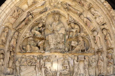 Basílica da abadia de Fleury portão norte tympanum : Cristo em glória rodeado de evangelistas Saint Benoit sur Loire França