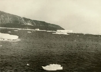 Gelo flutuante no Cabo Adare, c1908, 1909.