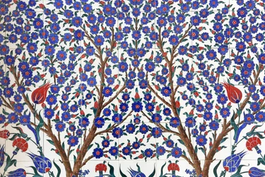 Flores. Um dos 80 painéis de Iznik - azulejos de cerâmica altamente decorados, populares no século XVI - que se destacam nos edifícios imperiais e religiosos de Istambul. Mesquita Sheikh Zayed. 1995. Emirado de Abu Dhabi.