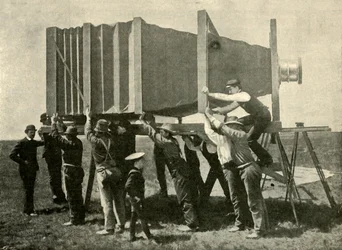 Focando a câmera gigantesca para o trabalho, 1901.