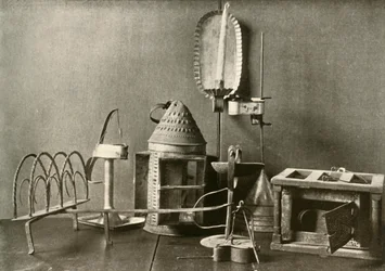 Aquecedor de pés, candeeiros a óleo, candelabro de vela, lanterna de estanho e torradeira, século XVIII, 1937.