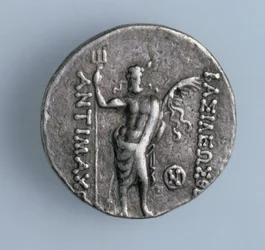 Quatro peças em dracma, retratando o deus grego Poseidon representando o deus indiano Siva, do reino grego de Bactria, século II a.C. (prata) (para o anverso ver 90846)