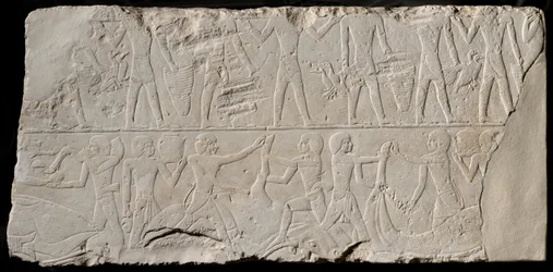 Fragmento de uma parede de tumba retratando portadores de oferendas e açougueiros, Egito, Império Antigo, meados da Dinastia...