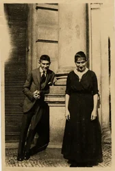 Franz Kafka com sua irmã Ottla antes da Oppelt House em Praga