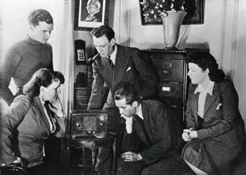 Cidadãos franceses ouvindo uma transmissão do vice-primeiro-ministro de Vichy, almirante Darlan, 23 de maio de 1941
