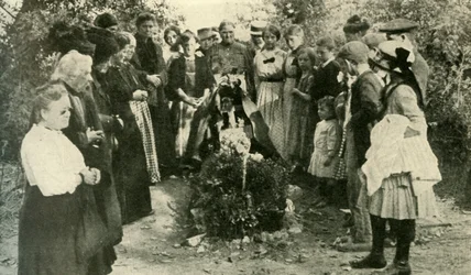 Civis franceses no túmulo de um soldado, 1914, c1920.