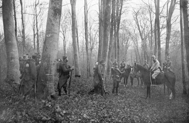 Patrulhas francesas na floresta de Argonne, França, 1915