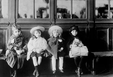 Crianças refugiadas francesas esperando um trem, 20 de janeiro de 1918