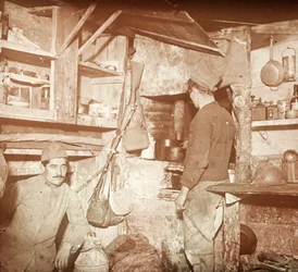 Soldados franceses na cozinha de oficiais alemães capturados, c1914-c1918
