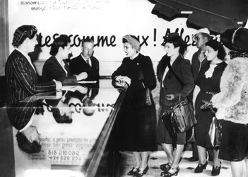 Mulheres francesas se alistando para trabalhos de guerra na Alemanha, 1940-1944