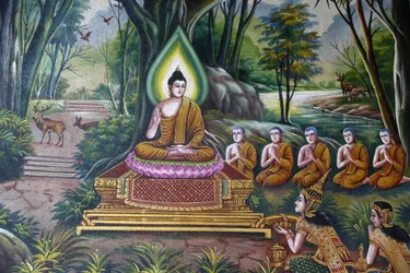 Fresco retratando o Buda com seguidores em Wat Chiang Mun, Chiang Mai. Tailândia