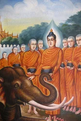 Fresco retratando a sangha de Buda com um elefante em Wat Chiang Mun, Chiang Mai. Tailândia