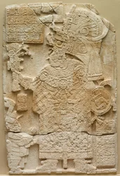 Face frontal de uma pedra autônoma Stela com relevo, 692.