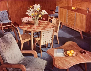 Móveis projetados por Neil Morris e fabricados por H. Morris & Co. Ltd., 1949.