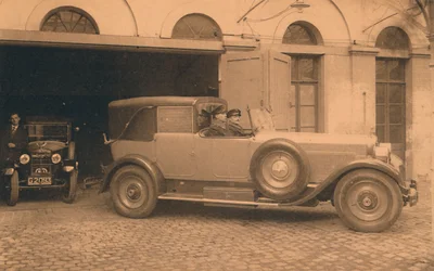Garagem na Embaixada Cubana em Bruxelas, Bélgica, 1927.
