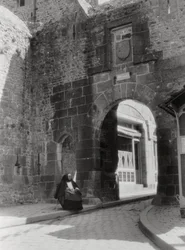Porta de entrada e entrada para a única rua de Mont St Michel, Normandia, França, século XX