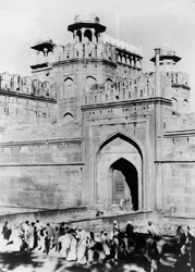 Porta de entrada para o Forte Vermelho, Delhi, Índia, final do século XIX ou início do século XX