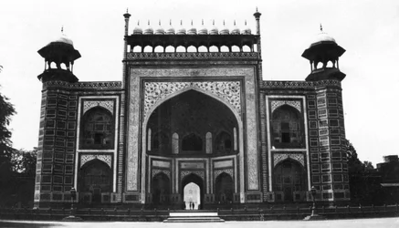 Porta de entrada para o Taj Mahal, Agra, Índia, 1916-1917