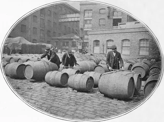 Aferição de barris de vinho nas docas de Londres, c1900 1901