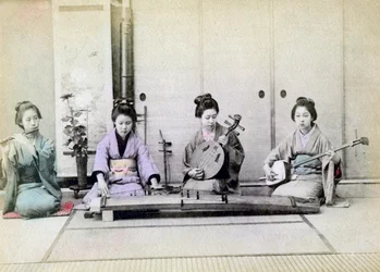 Gueixa tocando instrumentos musicais tradicionais, Japão, 1880
