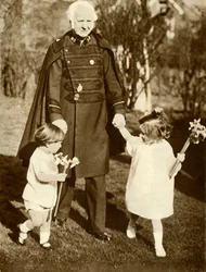 General Bramwell Booth com seus dois netos, 1929, 1935.