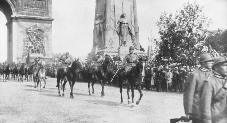 General Montuori e tropas italianas durante o desfile da vitória, Paris, França, 14 de julho de 1919