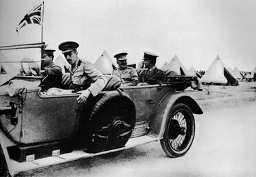 General Sir John Maxwell, comandante das tropas egípcias, viajando de automóvel através de um dos campos, 1915