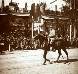 General Toulorge no desfile da vitória, Paris, França, c1918-c1919