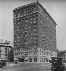 Vista exterior geral, o Hotel Melbourne, St Louis, Missouri, 1924.