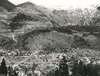 Vista geral de Ouray e as Montanhas Rochosas, EUA, 1895.