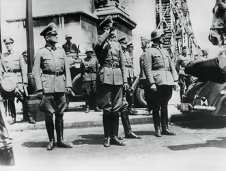 General von Bock saudando as tropas alemãs desfilando pelo Arco do Triunfo, Paris, 14 de junho de 1940