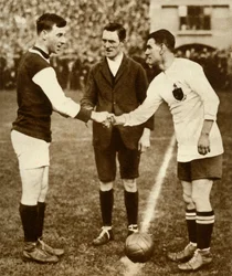 George Kay e Joe Smith antes do pontapé de saída, final da FA Cup, estádio de Wembley, Londres, 1923, 1935.