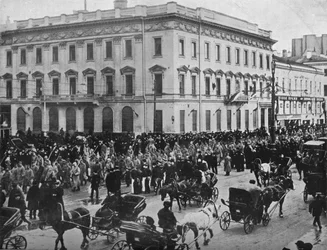 Prisioneiros alemães e austríacos marchavam pelas ruas de Petrogrado, 1915