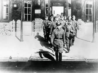 Oficial do exército alemão liderando sua empresa em uma plataforma de estação ferroviária, Paris, agosto de 1940