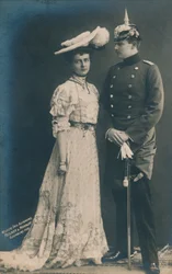 Casal alemão Com homem de uniforme, 1906