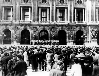 Banda militar alemã dando um concerto, ocupou Paris, 1940-1944