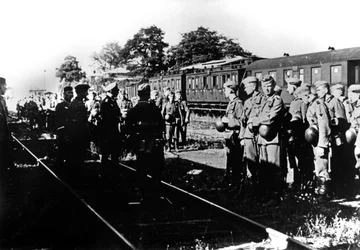 Soldados alemães aguardando transporte em uma estação ferroviária nos subúrbios de Paris, agosto de 1940