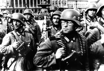 Soldados alemães marchando em Paris, 14 de junho de 1940