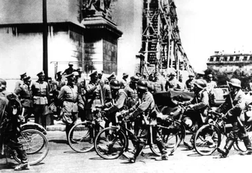 Soldados alemães marchando pelo Arco do Triunfo, Paris, 14 de junho de 1940
