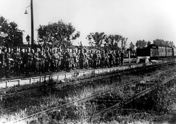 Soldados alemães em uma plataforma ferroviária aguardando transporte, França, agosto de 1940